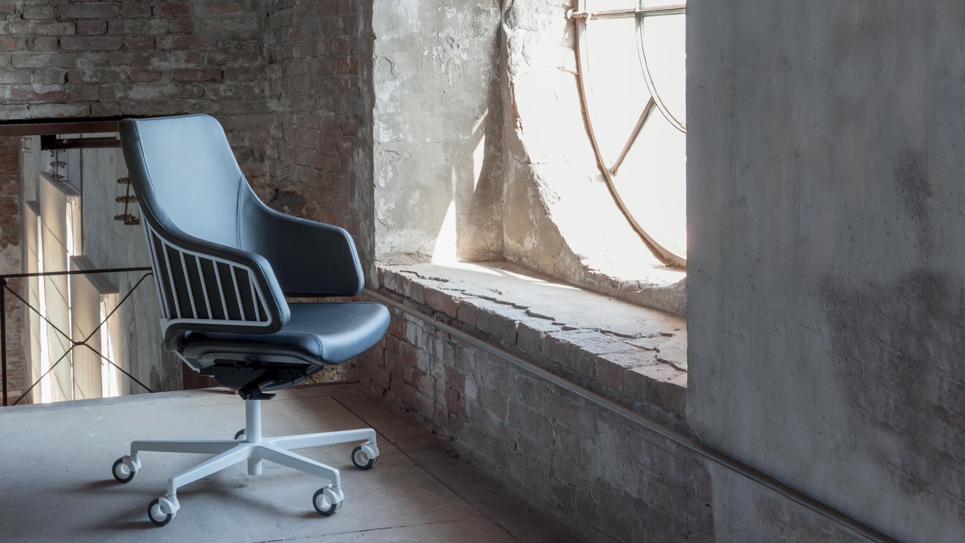 Aura Director Ergonomic Swivel Chair